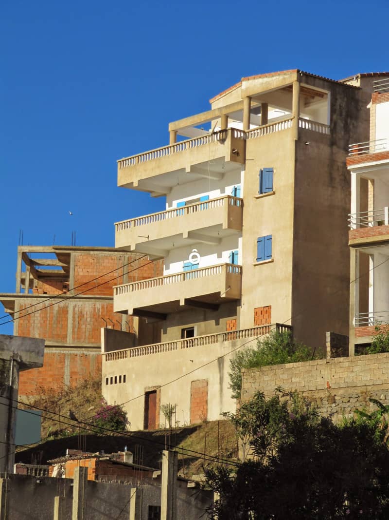 Le batiment vu du bas montrant les differents niveaux