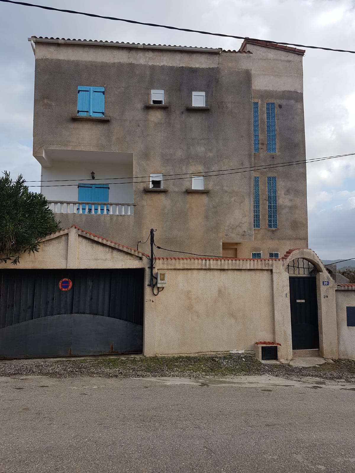 Facade de la maison vue depuis la rue