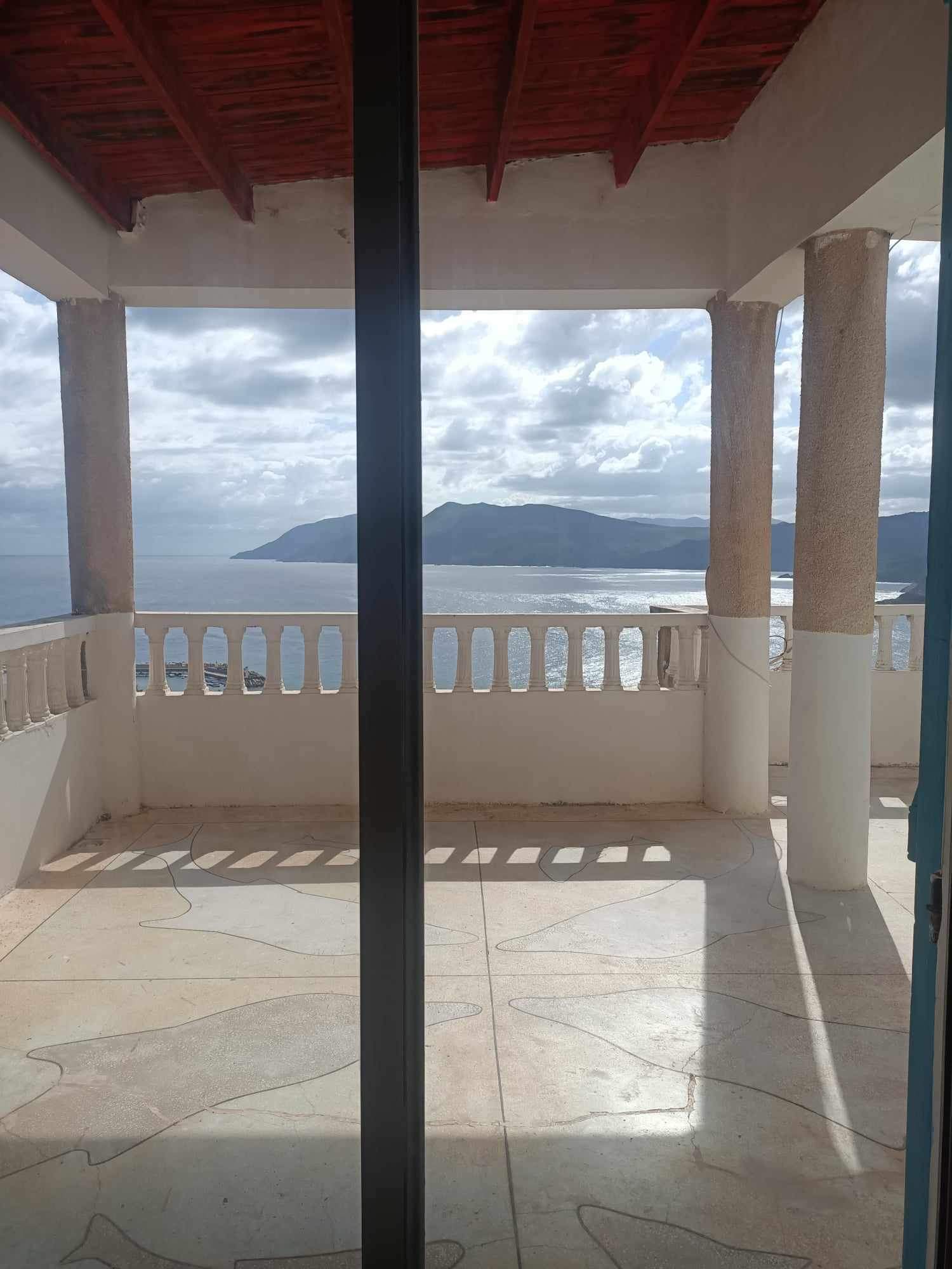 Terrasse panoramique avec vue sur la mer