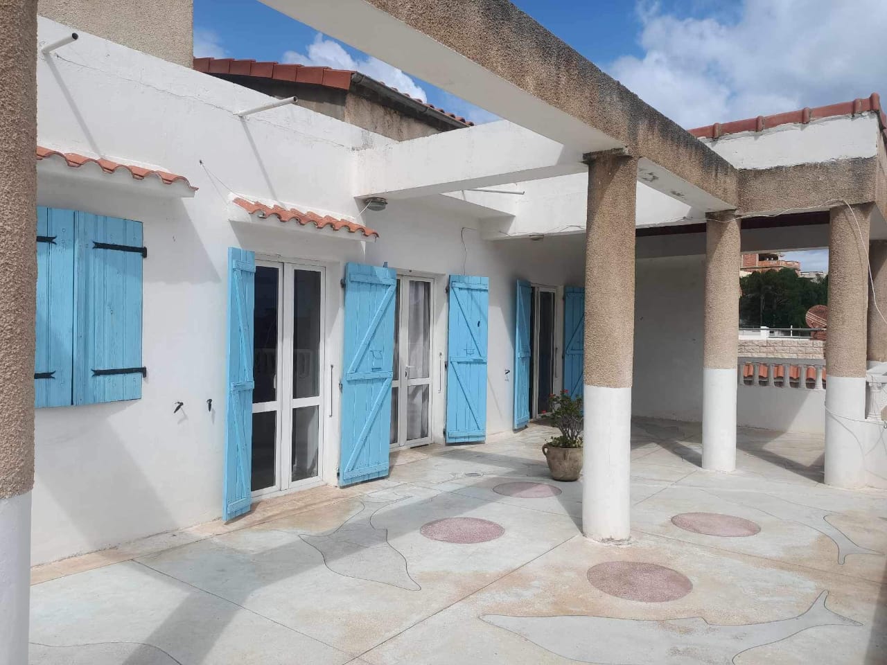 Terrasse avec volets bleus