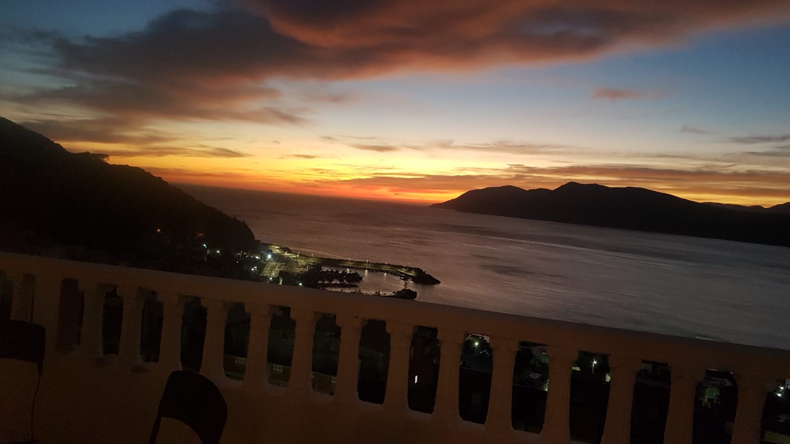 Coucher de soleil dramatique vu depuis le balcon