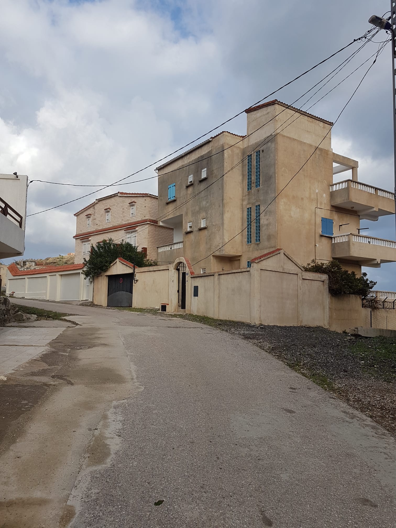 Vue de la maison depuis la rue en angle